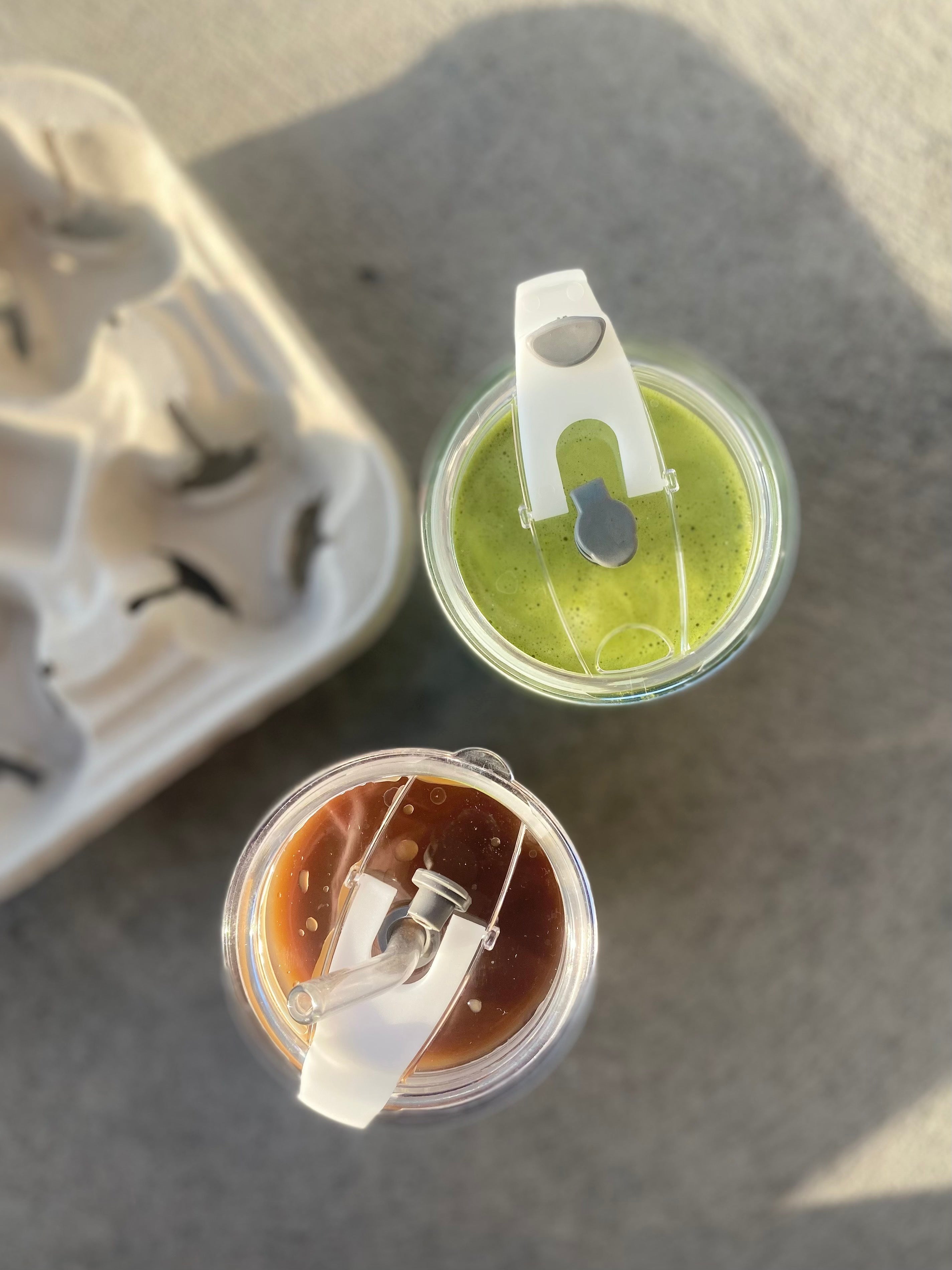 deux tasse une rempli de matcha et l'autre rempli de café